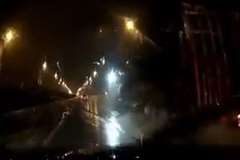 雨の道路でトラックが跳ね上げた水しぶきにより視界がゼロに・・・