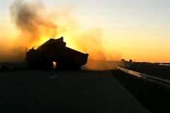 バスとトラックの激しい正面衝突で10人が死亡