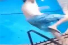 先端が尖ったフェンスを飛び越えプールに飛び込もうとした結果・・・