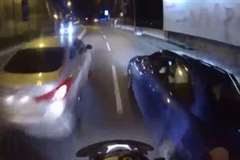 バイクが無謀な追い越しをかけた結果・・・