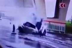 高架橋から車が転落し下の道路に激しく叩きつけられるも・・・