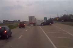 高速道路の出口を本線に向かって逆走しトラックに突っ込んで行く車