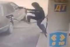 ガソリンスタンドで給油ホースを飛び越えようとしたところ・・・