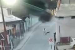 住宅街に突然上空から飛び込んできたトラック