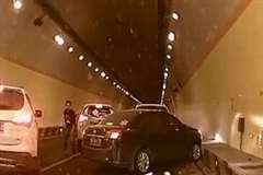 トンネル内で停車していた車に後続車が追突し多重事故となる