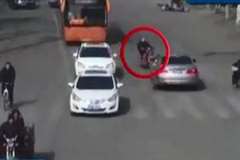 ルール無用・・・自殺志願者としか思えないバイクの行動