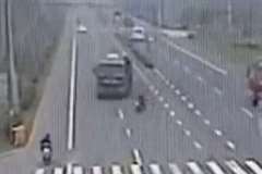 間一髪！・・・我が道を行くスクーターがトラックと衝突しそうになる