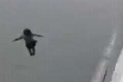 何やら揉めているカップル・・・やがて女性は川に身を投げる