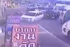 アメリカ人観光客の女性がタイの街を暴走・・・13台の車と衝突し2人が負傷