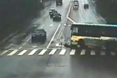 交差点内でバスと衝突したスクーターの運転手が・・・