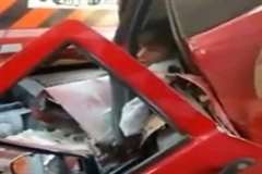 トラックに押し潰された車の車内で奇跡的に生存している男性