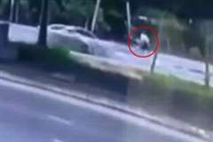 路上で転倒したライダーが後続車に轢かれ死亡