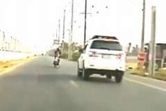 道路を右折しようとしたスクーターが後方から対向車線を逆走してきた車に撥ねられる