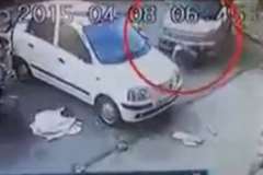 駐車車両に衝突する車・・・間に男性が挟まれ死亡