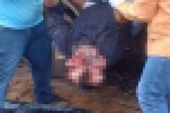 トラクターで大型トラックを牽引しようとしていたところ・・・