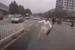 中国の当たり屋？女・・・引き起こされるも全力で抵抗する