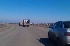 トラックを追い越そうとして追突する車