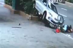 バックで歩道を暴走した車が歩行者を轢き1人死亡2人負傷