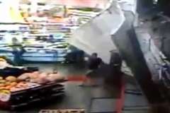 スーパーマーケットの店内で壁が崩壊し客が下敷きに・・・