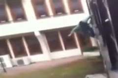 飛び降り自殺に失敗し両足を骨折した男性