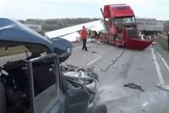 激しい交通事故の現場・・・粉々になったトラックの破片とバラバラになった遺体