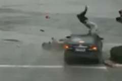 車に撥ね飛ばされたスクーターの運転手が奇跡の着地！