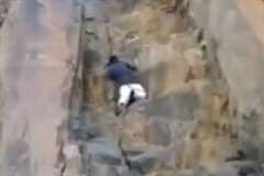 崖の岩肌をよじ登っていた男性が途中で転落する