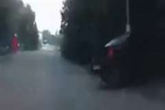 クラクションを鳴らされて慌てた車が電柱に突っ込む