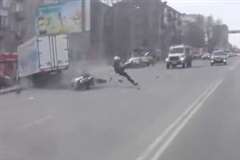 左折場所を間違えたトラックにバイクが突っ込みライダー死亡