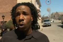 TVのインタビュー中に突然マンホールが爆発する