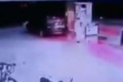 焼身自殺か？給油ノズルでガソリンを全身に浴び火をつける男性