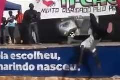 ステージ上でブレイクダンスを踊っていた男性が頭から転落！