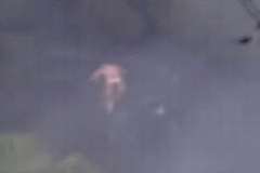 滝壷で岩に引っかかり漂っている死体が発見される