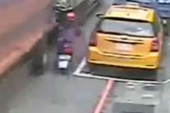 トラックに轢かれそうで轢かれなかったスクーターの女性