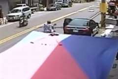 突然開いた車のドアにバイクが突っ込み転倒・・・そこへ後続車が！