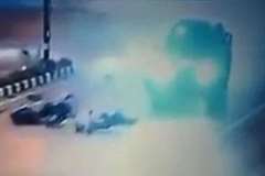 交差点を右折しようとしたバイクが対向車に撥ね飛ばされる