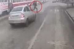 車の往来も確認せず道路に飛び出した結果・・・