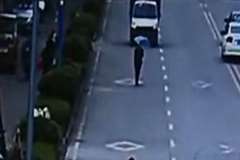 車道を歩いていた歩行者が後方からトラックに轢かれる