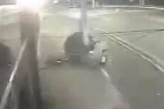 車が猛スピードで電柱に激突する瞬間を捉えた映像