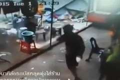 タイヤ爆弾！・・・道路沿いの店にタイヤが飛び込む！！