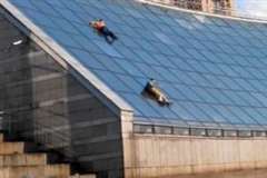 屋根の太陽光パネルを滑り降りてみた結果・・・