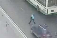 バスを降りた直後の道路の横断は左右をよく確認しないと・・・