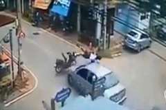 見通しが利かない狭い交差点でバイクと車が出会いがしらに衝突！