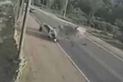 スリップしながら対向車線に飛び出した車が対向車と衝突