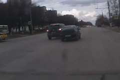 猛スピードの車が停車中のトラックに激突しドライバー即死