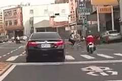 信号無視で道路を横断していた自転車をバイクが撥ねる