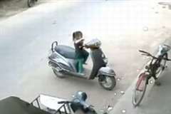 エンジンをかけたまま駐車していたスクーターに子供がまたがりアクセルに手を！！