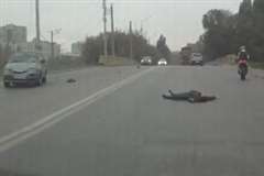 道路に走って飛び出してきた少年が車に撥ねられ死亡