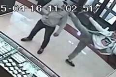 ショップに押し入った強盗が強烈なハイキックでKOされる