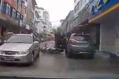 車から降りる際後方確認を怠るとこんな事故が起こる